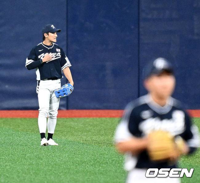 [OSEN=고척, 이대선 기자] 류중일 감독이 이끄는 한국 대표팀이 화끈한 타격전으로 쿠바 대표팀에 2연승을 거뒀다.&nbsp;&nbsp;프리미어12 대회 출전을 앞둔 한국은 2일 서울 고척 스카이돔에서 열린 '2024 K-베이스볼 시리즈' 쿠바 대표팀과 평가전에서 13-3으로 크게 승리했다.&nbsp;9회말 중견수로 자리를 옮긴 신민재가 최원준과 이야기를 나누고 있다. 2024.11.02 /sunday@osen.co.kr