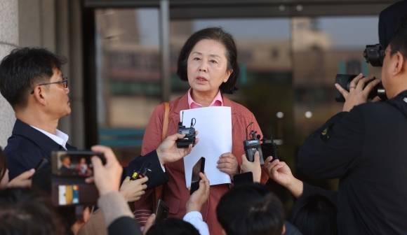 입장 밝히는 김영선 전 의원 - 김영선 전 국민의힘 의원이 3일 오전 경남 창원시 성산구 창원지방검찰청에 출석해 입장을 밝히고 있다. 2024.11.3. 연합뉴스