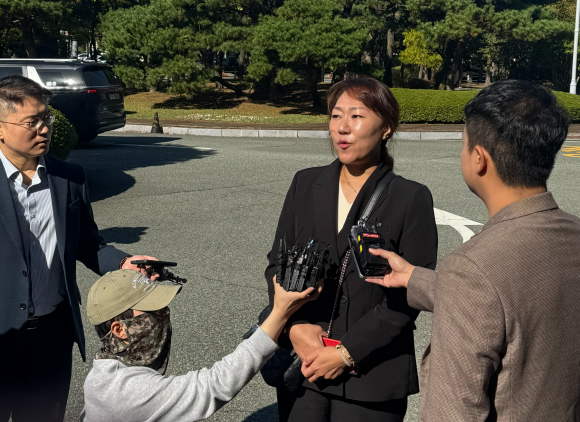 ‘김건희 여사 공천개입 의혹’을 제기한 강혜경씨가 지난달 창원지검에 출석했다. 강씨가 청사로 들어가기 전 언론과 인터뷰하고 있다. 2024.10.23. 이창언 기자