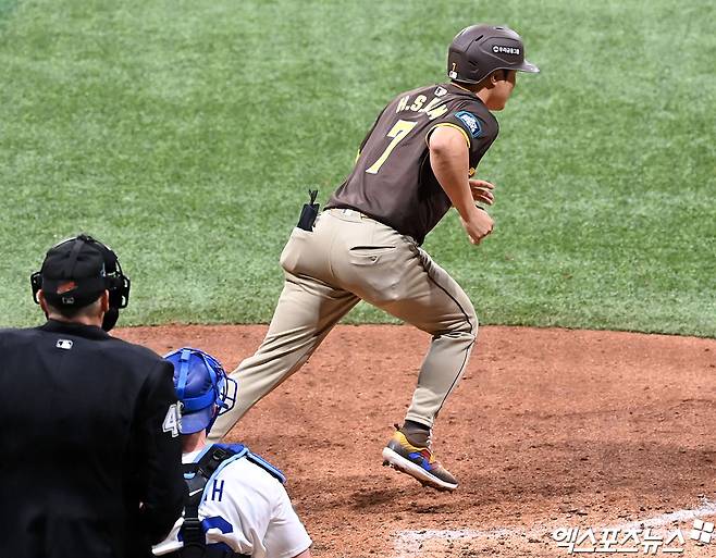 21일 오후 서울 구로구 고척스카이돔에서 열리는 '메이저리그(MLB) 월드투어 서울시리즈 2024' LA 다저스와 샌디에이고 파드리스의 경기, 4회초 샌디에이고 김하성이 볼넷으로 출루하고 있다. 엑스포츠뉴스 DB