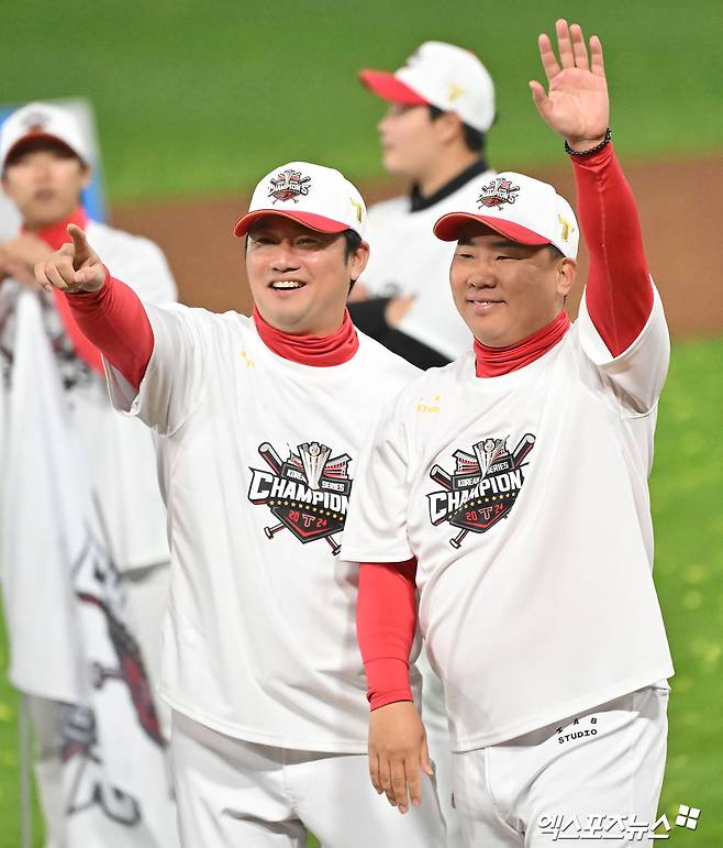 28일 오후 광주기아챔피언스필드에서 열린 '2024 신한 SOL Bank KBO 한국시리즈' 삼성 라이온즈와 KIA 타이거즈의 5차전 경기, KIA가 삼성에 7:5로 승리하며 7년 만에 통합 우승을 차지했다.  통합우승을 차지한 KIA 이범호 감독과 손승락 수석코치가 기뻐하고 있다. 엑스포츠뉴스 DB