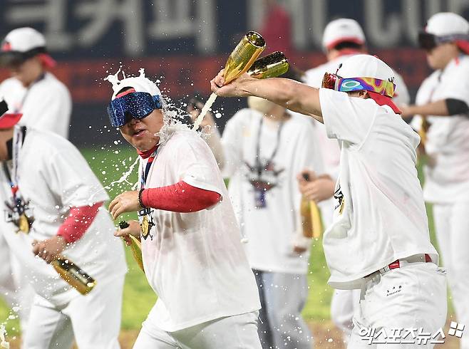 28일 오후 광주기아챔피언스필드에서 열린 '2024 신한 SOL Bank KBO 한국시리즈' 삼성 라이온즈와 KIA 타이거즈의 5차전 경기, KIA가 7:5의 스코어로 승리하며 7년 만에 통합 우승을 이뤄냈다.  경기 종료 후 KIA 이범호 감독이 선수들과 샴페인 세리머니를 하고 있다. 엑스포츠뉴스 DB