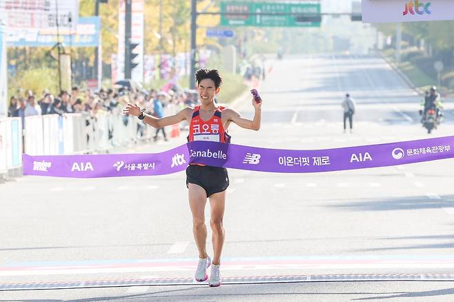 박민호, 2024 JTBC서울마라톤 국내 남자부 우승 (서울=연합뉴스) 2024 JTBC서울마라톤에 출전한 박민호가 3일 오전 서울 잠실 올림픽공원 앞에 있는 결승선을 통과하고 있다. 박민호는 국내 남자부 우승을 차지했다. [대한육상연맹 제공. 재판매 및 DB 금지]