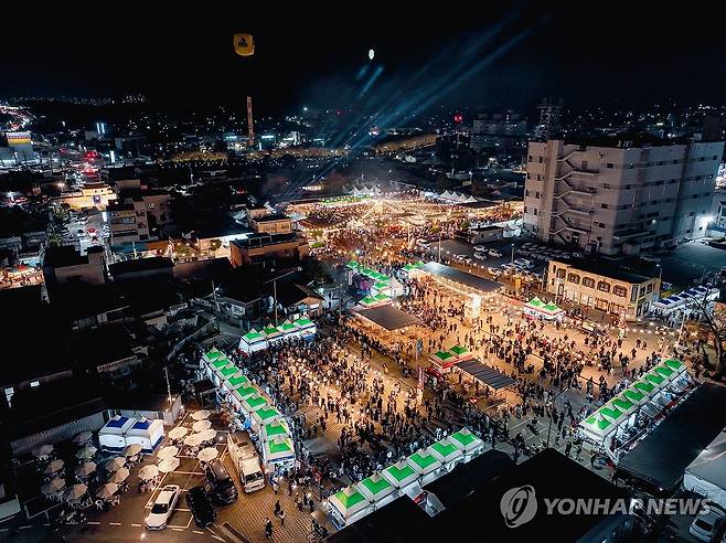 홍주읍성 밝힌 바비큐 페스티벌 (홍성=연합뉴스) 지난 2일 홍성 바비큐 페스티벌이 열리는 충남 홍성군 홍주읍성 일원이 축제 조명으로 빛나고 있다. 2024.11.3 [홍성군 제공. 재판매 및 DB 금지] soyun@yna.co.kr