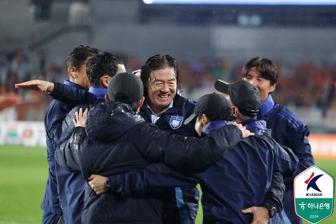 김판곤 울산 감독이 코치진과 기뻐하고 있다. 사진=한국프로축구연맹