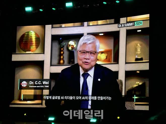 웨이저자 TSMC 최고경영자(CEO)가 4일 서울 코엑스에서 열린 ‘SK AI 서밋 2024’에서 동영상을 통해 인사말을 전하고 있다.(사진=조민정 기자)