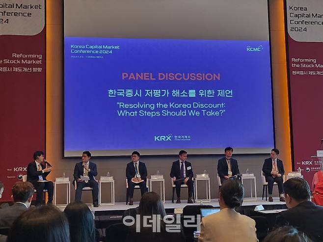 4일 서울 여의도 콘래드 호텔에서 진행된 ‘코리아 캐피털 마켓 콘퍼런스(Korea Capital Market Conference) 2024’ 행사에서 패널 토론이 진행되고 있다. (왼쪽부터)이효섭 자본시장연구원 금융산업실장, 준존 알파 에셋 매지니먼트 매니징 디렉터, 김용준 기획재정부 국제금융과 사무관, 피터 스테인 ASIFMA CEO, 박재영 금융감독원 자본시장감독국 팀장, 정규일 한국거래소 유가증권시장본부 상무(사진=이용성 기자)