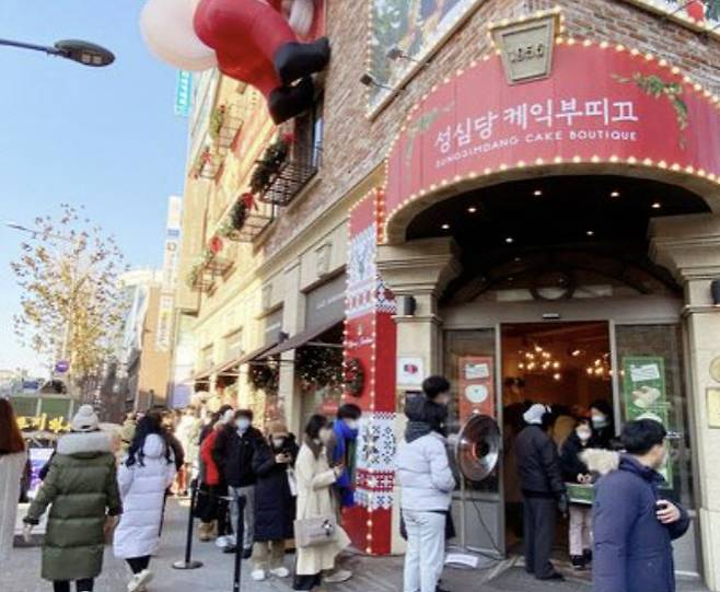 대전 중구 은행동 성심당 본점에서 빵을 사기 위해 줄을 선 방문객들.(사진=성심당 인스타그램)