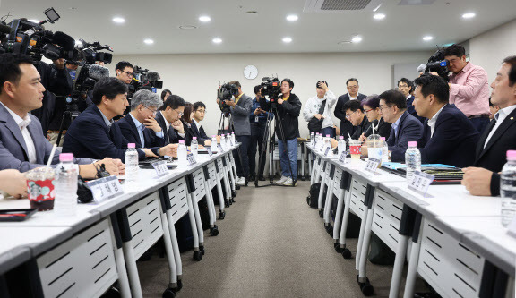 4일 오후 서울 중구 대한상공회의소에서 열린 배달플랫폼-입점업체 상생협의체 제10차 회의에서 이정희 협의체 위원장이  인사말을 하고 있다. (사진=연합뉴스)