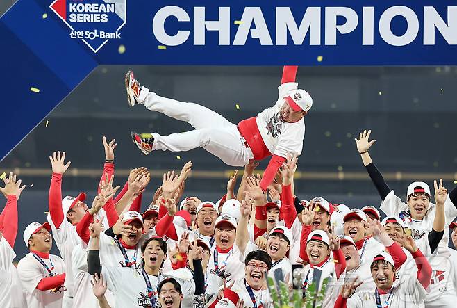 28일 오후 광주 기아챔피언스필드에서 열린 프로야구 '2024 신한 SOL 뱅크 KBO 포스트시즌' 한국시리즈 5차전 삼성 라이온즈와 KIA 타이거즈의 경기에서 7대5로 승리하며 통합 우승을 차지한 KIA 이범호 감독이 선수들에게 헹가래를 받고 있다. 2024.10.28/뉴스1 ⓒ News1 장수영 기자