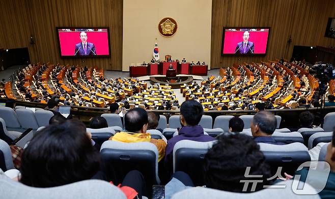 한덕수 국무총리가 4일 서울 여의도 국회 본회의장에서 윤석열 대통령의 2025년도 예산안 및 기금운용계획안에 대한 정부 시정연설을 대독하는 가운데 방청객들이 이를 듣고 있다. 2024.11.4/뉴스1 ⓒ News1 안은나 기자