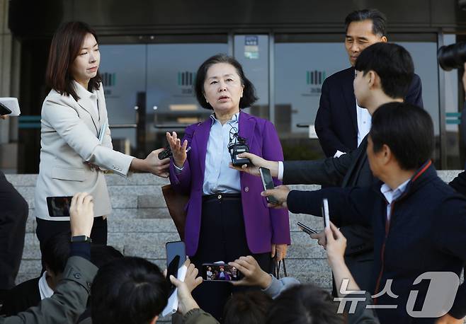 '윤석열 대통령 부부 공천 개입 의혹' 핵심 당사자인 김영선 전 국민의힘 의원이 4일 오전 소환조사를 받기 위해 경남 창원시 성산구 창원지방검찰청으로 출석하며 취재진 질문에 답하고 있다. 김 전 의원은 전날 창원지검에 출석해 12시간 가량 조사받았다. 2024.11.4/뉴스1 ⓒ News1 윤일지 기자