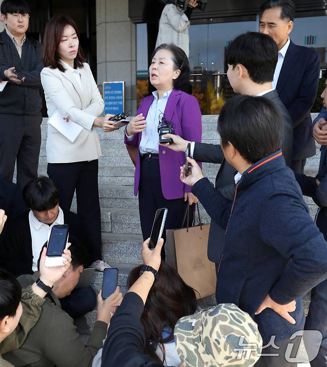 '윤석열 대통령 부부 공천 개입 의혹' 핵심 당사자인 김영선 전 국민의힘 의원이 4일 오전 소환조사를 받기 위해 경남 창원시 성산구 창원지방검찰청으로 출석하며 취재진 질문에 답하고 있다. 김 전 의원은 전날 창원지검에 출석해 12시간 가량 조사받았다. 2024.11.4/뉴스1 ⓒ News1 윤일지 기자