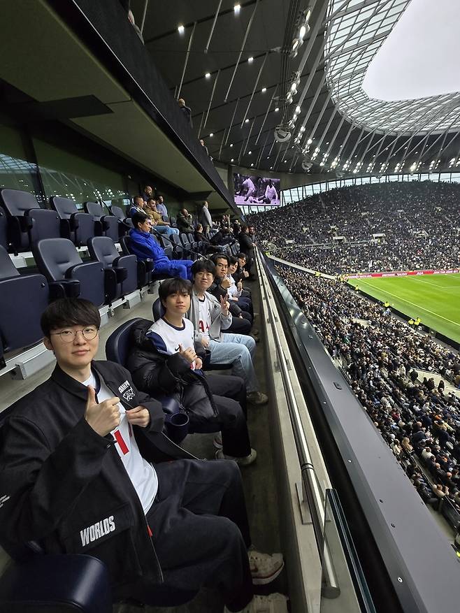 ‘페이커’와 T1 선수단이 3일 열린 토트넘과 애스턴 빌라와 경기에서 손흥민을 응원하고 있다. 사진 | T1