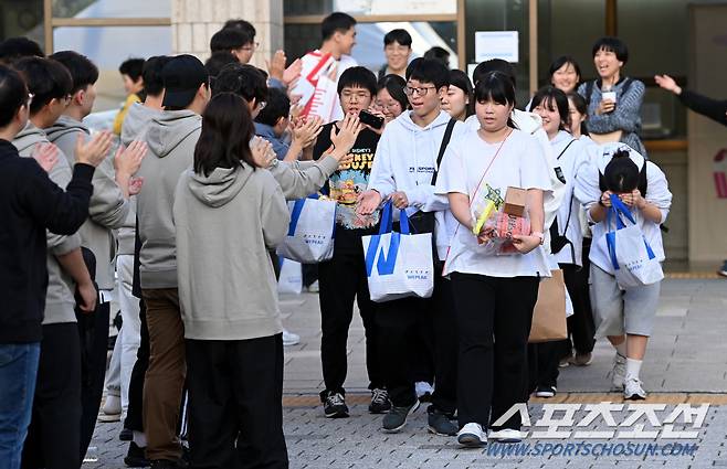 2024 서울림운동회가 2일 서울대학교 종합체육관에서 열렸다. 운동회를 마친 참가자들이 박수를 받으며 발걸음을 옮기고 있다. 허상욱 기자 wook@sportschosun.com/2024.11.02/