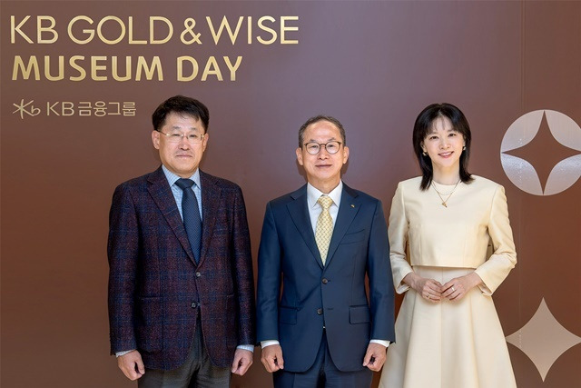 KB금융그룹이 4일 리움미술관에서 'KB GOLD&WISE 뮤지엄 데이'를 개최했다. (왼쪽부터) 유문형 삼성문화재단 대표이사, 양종희 KB금융그룹 회장, KB GOLD&WISE the FIRST 광고모델 이영애씨가 기념사진을 촬영하고 있다. /KB금융그룹