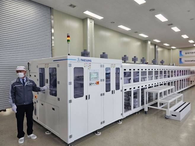 김종학 태성 대표가 유리기판용 에칭 장비를 소개하는 모습. 사진=유현석 기자