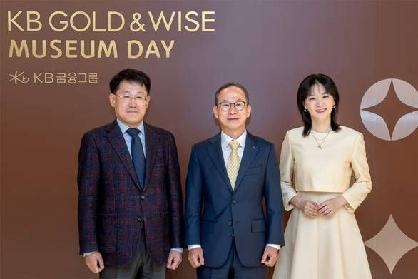 ▲4일 서울 용산구에 위치한 리움미술관에서 'KB GOLD&WISE 뮤지엄 데이'를 개최한 뒤 (왼쪽부터)유문형 삼성문화재단 대표이사, 양종희 KB금융그룹 회장, KB GOLD&WISE the FIRST 광고모델 이영애씨가 기념사진을 촬영하고 있다. [사진제공=KB금융지주]