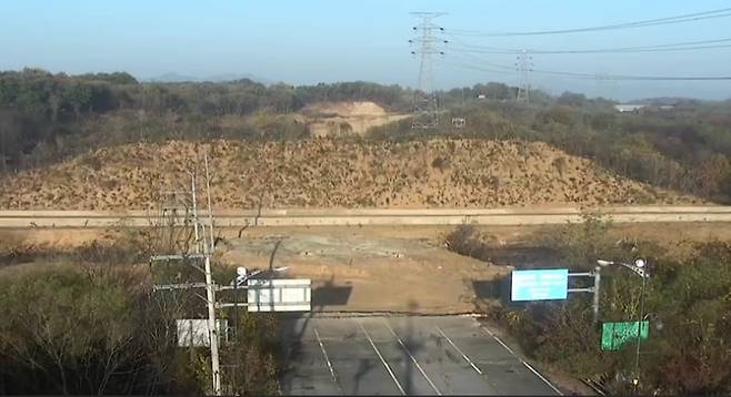 북한군이 지난달 15일 폭파한 경의선 남북연결도로에 높이 11m에 달하는 토성을 세운 것이 확인됐다. 합동참모본부는 4일 이같이 밝히고 "전차 차단용 구덩이를 5m 파고, 그 뒤에 최대 높이 11m의 성토지를 만들었다"고 했다. /합동참모본부