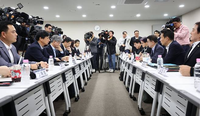 4일 오후 서울 중구 대한상공회의소에서 열린 배달플랫폼-입점업체 상생협의체 제10차 회의가 열렸다. 이날 회의에서도 가장 첨예했던 쟁점인 배달 앱 중개수수료에 대한 상생안은 도출되지 못한 채 추가 논의를 이어가기로 했다. 추가 회의는 오는 7일 열릴 예정이다. /연합뉴스