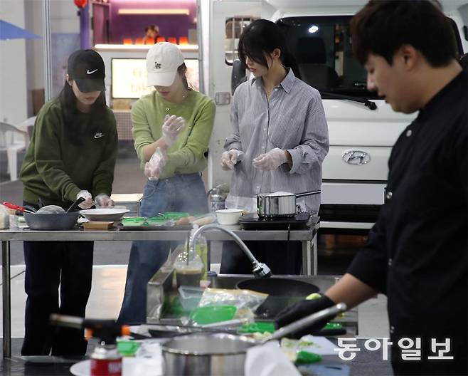 시민들은 ‘양식 수산물 요리대회 쿠킹 클래스’에 참가해 스타 셰프인 신효섭 인스키친 오너 셰프와 함께 ‘광어 새우 푸팟퐁 파스타’를 만들기도 했다. 변영욱 기자 cut@donga.com