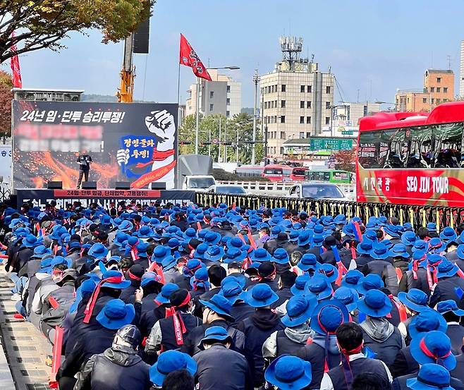 지난달 28일 현대트랜시스 노조원 등 1000여 명이 현대차기아 양재사옥 앞 3개 차선을 막은 채 대대적인 집회를 진행하고 있다.