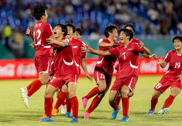 북한 U-17 여자 축구대표팀 선수들이 4일(한국시간) 도미니카공화국 산토도밍고의 펠릭스 산체스 스타디움에서 열린 2024 U-17 월드컵 스페인과 결승전 승부차기에서 4-3으로 승리한 후 기뻐하고 있다. 산토도밍고=AFP 연합뉴스