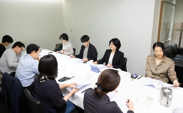 한국일보 뉴스이용자위원회가 1일 서울 중구 컨퍼런스하우스 달개비에서 노벨문학상 수상 및 문화 분야 보도를 주제로 회의를 하고 있다. 이한호 기자