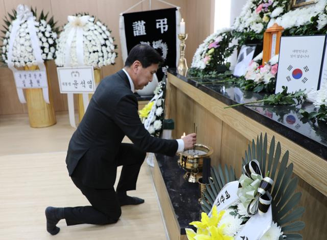 김선호 국방부 차관이 4일 경기 성남시 국군수도병원을 찾아 귀환 국군포로 고 노모씨의 조문을 하고 있다. 국방부 제공