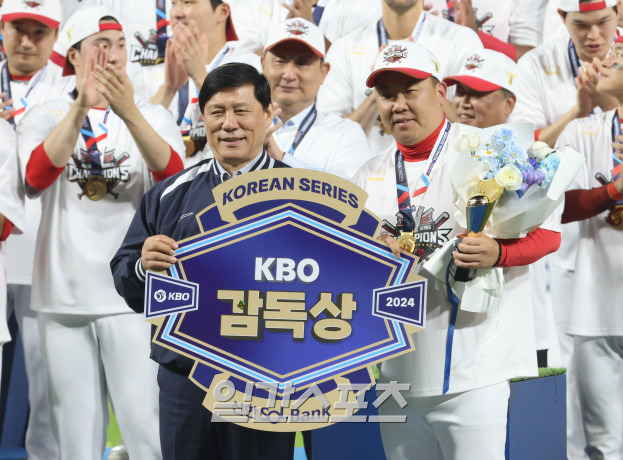 2024 신한 쏠뱅크 KBO 한국시리즈 5차전 삼성과 KIA의 경기가 28일 오후 광주 기아챔피언스필드에서 열렸다. KIA가 7-5 승리하고 우승을 차지했다. 우승 행사에서 이범호 감독이 감독상을 받고있다. 광주=정시종 기자 /2024.10.28.