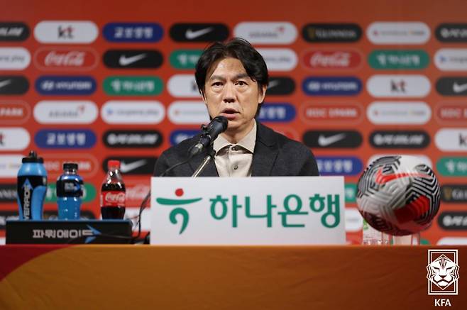 홍명보 축구대표팀 감독이 4일 축구회관에서 기자회견을 열고 2026 FIFA 북중미 월드컵 아시아 3차 예선에 나설 26인 명단을 발표한 뒤 소감을 밝히고 있다. 사진=대한축구협회