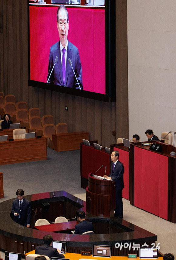 한덕수 국무총리가 4일 오전 서울 여의도 국회 본회의에서 윤석열 대통령을 대신해 2025년도 예산안 및 기금운용계획안에 대해 시정연설을 하고 있다. [사진=곽영래 기자]