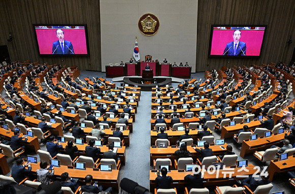 한덕수 국무총리가 4일 오전 서울 여의도 국회 본회의에서 윤석열 대통령을 대신해 2025년도 예산안 및 기금운용계획안에 대해 시정연설을 하고 있다. [사진=곽영래 기자]