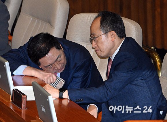 추경호 국민의힘 원내대표와 김기현 의원이 4일 오전 서울 여의도 국회에서 열린 본회의에서 대화를 나누고 있다. [사진=곽영래 기자]