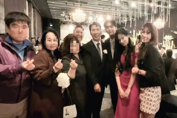 수행비서 성폭행 혐의 만기 출소 후 칩거 중이던 안희정 전 충남도지사가 최근 아들 결혼식에 참석한 근황이 지지자 모임을 통해 공개됐다. 사진은 안 전 지사 지지자 모임 페이스북 페이지. [사진=페이스북 '38선까지 안희정']