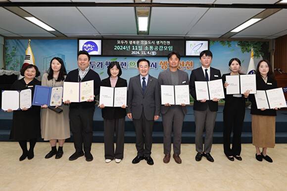 송기섭(가운데) 진천군수가 4일 규제개선 아이디어 공모전 수상자들과 기념 촬영을 하고 있다. [사진=진천군]
