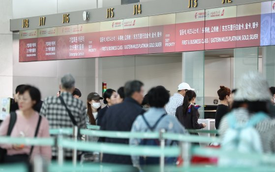 중국 정부가 오는 8일부터 한국을 포함한 9개국을 대상으로 내년 12월 31일까지 ‘일방적 무비자 정책’을 시행한다고 발표했다. 사진은 3일 인천국제공항 1터미널 출국장 모습. [뉴스1]