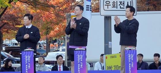 홍정도 중앙그룹 부회장(가운데)과 오세훈 서울시장, 육현표 대한육상연맹 회장(왼쪽). 장진영 기자
