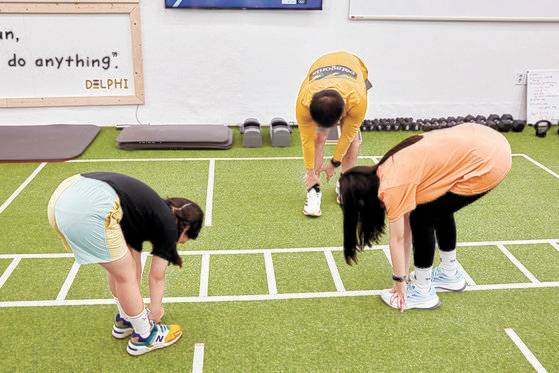 균형 잡기부터 코어, 민첩성 운동을 차례대로 끝낸 김지우·장이안 학생기자가 전신 스트레칭을 한 뒤 마지막으로 마사지건으로 뭉친 근육을 풀어줬다.