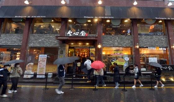 지난달 22일 대전 중구 은행동 성심당 본점에서 전국에서 온 방문객들이 빵을 사기 위해 차례를 기다리고 있다. 프리랜서 김성태