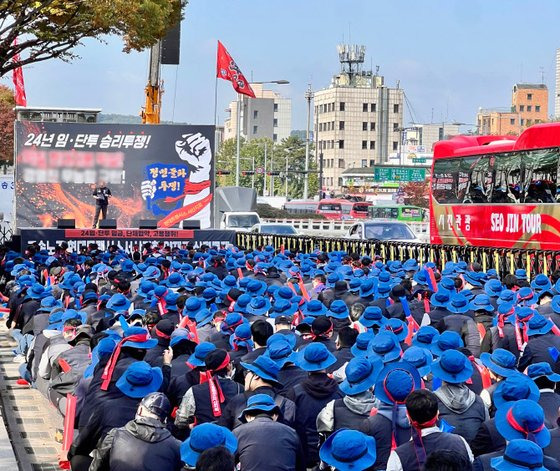 지난달 28일 현대트랜시스 노조원 등 1000여 명이 현대차·기아 양재사옥 앞에서 집회를 진행하고 있는 모습. 사진 독자 제공