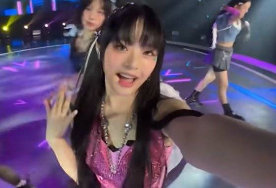 아이폰을 들고 있는 뉴진스 멤버 하니. 사진 SBS 인기가요 유튜브 캡처