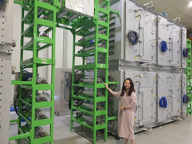 전다정 사원이 국책과제로 진행 중인 탄소섬유 열처리 장비 일부를 보여주고 있다. 수원=윤현주 기자