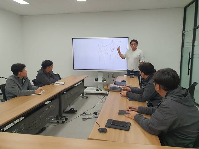 임정구 부장(가운데)이 공정사업 회의를 하고 있다. 수원=윤현주 기자
