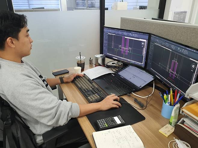 이충혁 대리가 설계도면 수정을 하고 있다. 수원=윤현주 기자