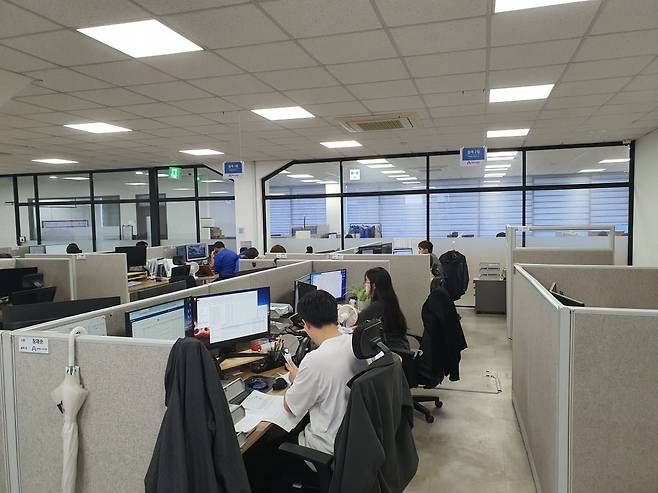 설계팀 직원들이 업무에 매진하고 있다. 수원=윤현주 기자