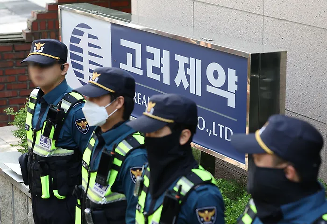 경찰 관계자들이 지난 4월29일 오전 압수수색이 진행 중인 서울 강남구 고려제약 본사 앞에 서 있다. 연합뉴스