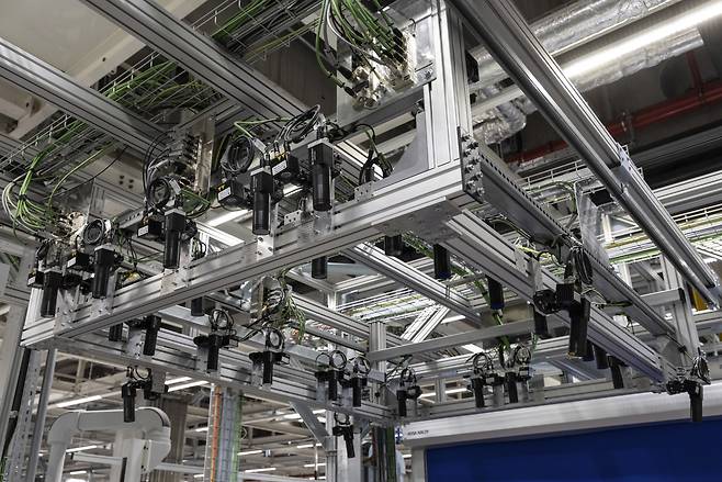 A structured camera array at Mercedes-Benz’s Hedelfingen facility records each phase of battery assembly. (Mercedes-Benz)