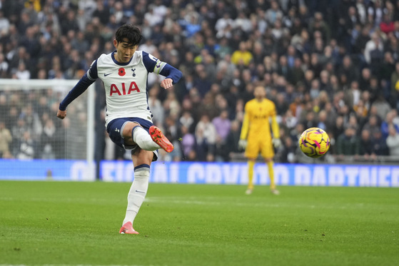 Tottenham Hotspur captain Son Heung-min shoots during the Premier League match against Aston Villa at Tottenham Hotspur Stadium in London on Sunday. [AP/YONHAP]