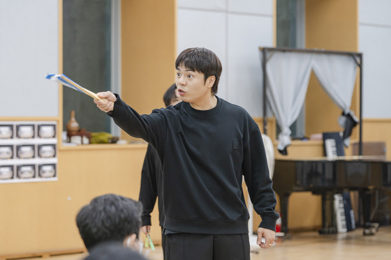 Pansori (traditional narrative song) singer Kim Su-in performs during a practice session for ″The Story of Lee Nal-chi″ at the National Theater of Korea in central Seoul on Oct. 31. [NATIONAL THEATER OF KOREA]